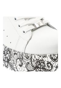 Sneakersy damskie Filippo, cholewka skóra naturalna licowa perforowana sznurowanie klasyczne niski fason gruba podeszwa z kontrastowym nadrukiem, bia. Zapięcie: sznurówki. Kolor: biały. Materiał: skóra. Szerokość cholewki: normalna. Wzór: nadruk #9