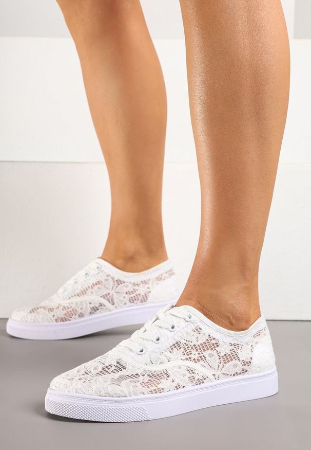 Renee - Białe Tenisówki Ozdobione Koronką Orrisanne. Okazja: na co dzień. Kolor: biały. Materiał: koronka. Wzór: aplikacja, koronka. Styl: elegancki, sportowy, casual