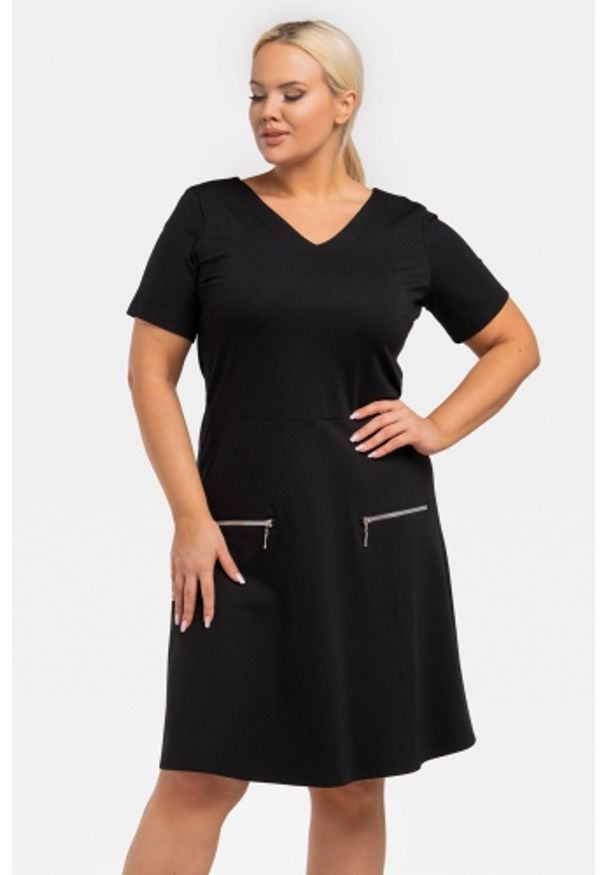 KARKO - Sukienka trapezowa z zamkami na kieszonkach LUCY czarna. Okazja: do pracy. Kolekcja: plus size. Kolor: czarny. Materiał: poliester, elastan, wiskoza, materiał, jeans, dzianina. Typ sukienki: trapezowe. Styl: elegancki