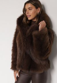 Born2be - Brązowa Futrzana Kurtka z Nieodpinanym Kapturem Tusarea. Kolor: brązowy. Materiał: futro. Styl: elegancki #1