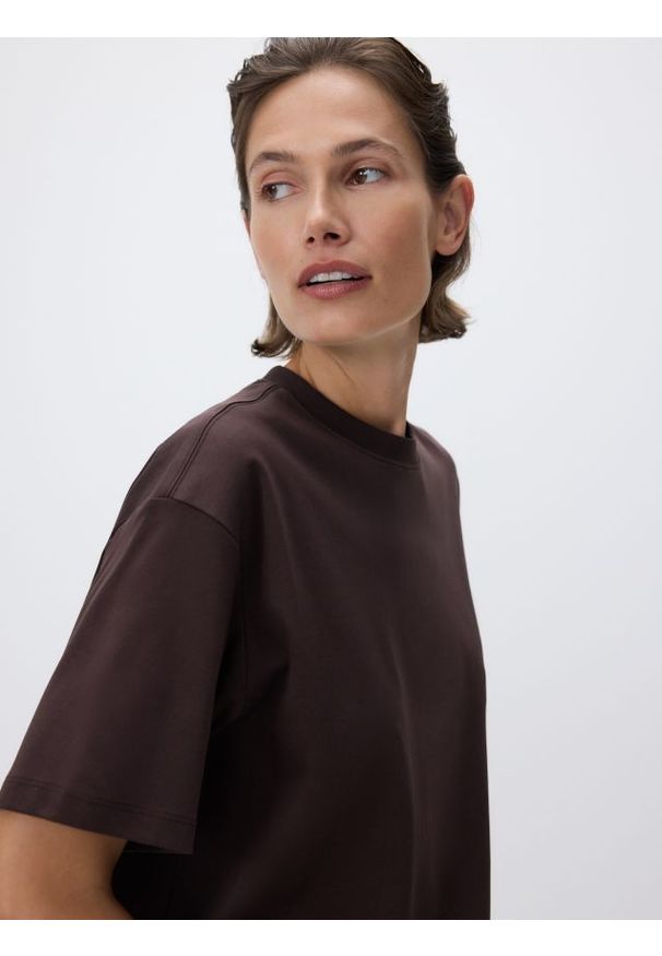 Reserved - T-shirt oversize z merceryzowanej bawełny - ciemnobrązowy. Kolor: brązowy. Materiał: bawełna