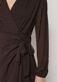 Born2be - Brązowa Kopertowa Sukienka Zdobiona Cyrkoniami i Drapowaniem Idiselle. Okazja: na spotkanie biznesowe. Kolor: brązowy. Materiał: poliester. Wzór: aplikacja. Typ sukienki: kopertowe. Styl: wizytowy, biznesowy, klasyczny #3