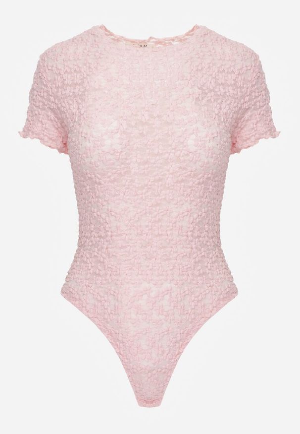 Renee - Różowe Body z Koronki z Krótkim Rękawem Dorilie. Okazja: na co dzień. Kolor: różowy. Materiał: koronka. Długość rękawa: krótki rękaw. Długość: krótkie. Wzór: koronka. Styl: casual, elegancki