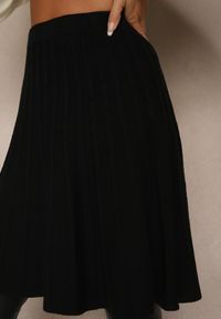 Renee - Czarna Spódnica z Kaszmirem o Rozkloszowanym Kroju High Waist Acrea. Okazja: na co dzień. Stan: podwyższony. Kolor: czarny. Materiał: kaszmir. Styl: casual, elegancki #4