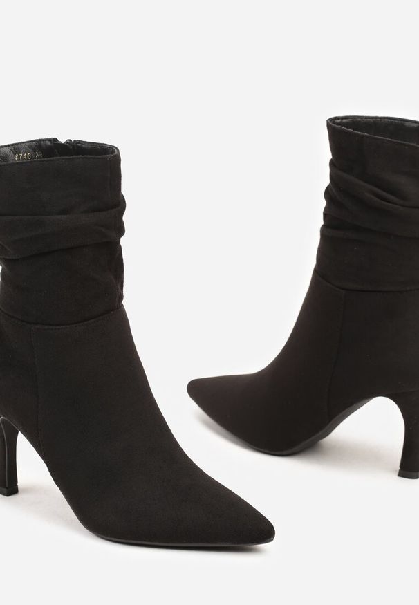 Renee - Czarne Marszczone Botki z Ekozamszu na Niskim Obcasie Typu Szpilka Savalith. Okazja: na co dzień. Kolor: czarny. Materiał: jeans. Obcas: na obcasie. Styl: wizytowy, elegancki, casual. Wysokość obcasa: niski