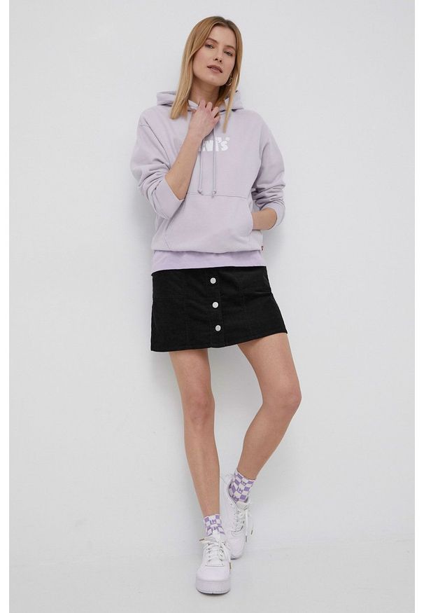 Levi's® - Levi's bluza bawełniana damska kolor fioletowy z kapturem z nadrukiem. Okazja: na spotkanie biznesowe, na co dzień. Typ kołnierza: kaptur. Kolor: fioletowy. Materiał: bawełna. Długość rękawa: długi rękaw. Długość: długie. Wzór: nadruk. Styl: casual, biznesowy