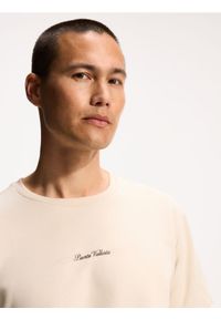 Reserved - T-shirt regular z nadrukiem - beżowy. Kolor: beżowy. Materiał: bawełna, dzianina. Wzór: nadruk #1