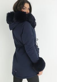Born2be - Granatowa Kurtka Parka z Kapturem i Wstawkami z Futerka Caranze. Okazja: na co dzień. Typ kołnierza: kaptur. Kolor: niebieski. Materiał: futro. Sezon: zima, jesień. Styl: casual #2