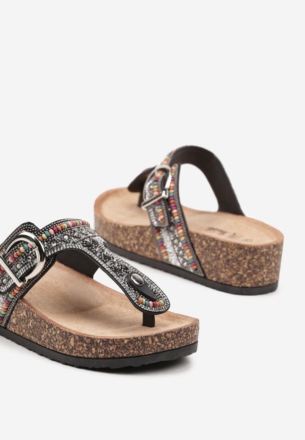 Renee - Czarne Japonki Klapki na Grubej Podeszwie i Koturnie Zdobione Cyrkoniami Tinoraema. Nosek buta: otwarty. Kolor: czarny. Wzór: aplikacja. Sezon: lato. Obcas: na koturnie