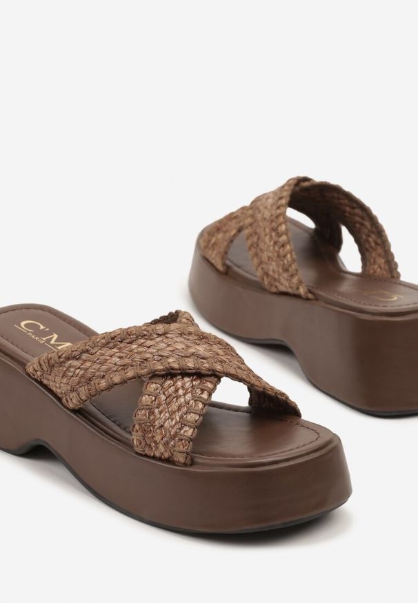 Born2be - Brązowe Klapki ze Skrzyżowanymi Paskami z Plecionki Naldell. Okazja: na co dzień. Kolor: brązowy. Materiał: jeans. Wzór: paski. Obcas: na koturnie. Styl: elegancki, casual