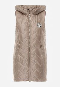 Renee - Brązowa Długa Pikowana Kamizelka z Kapturem i Ozdobną Naszywką Mentape. Typ kołnierza: kaptur. Kolor: brązowy. Długość: długie. Wzór: aplikacja. Styl: sportowy #8