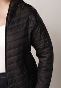 Born2be - Czarna Lekka Kurtka Przejściowa z Pikowaniem i Odpinanym Kapturem Alissara. Okazja: na co dzień. Kolekcja: plus size. Kolor: czarny. Materiał: jeans, nylon. Styl: casual, klasyczny #3