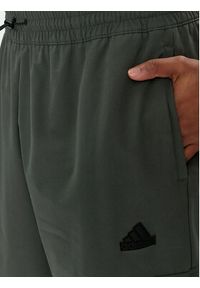 Adidas - adidas Spodnie dresowe City Escape Premium IN3699 Zielony Regular Fit. Kolor: zielony. Materiał: syntetyk #5