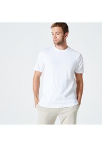 DOMYOS - Koszulka z krótkim rękawem męska Domyos Gym & Pilates 500 Essentials. Kolor: biały. Materiał: bawełna, tkanina, elastan, prążkowany, materiał. Długość rękawa: krótki rękaw. Długość: krótkie. Sport: joga i pilates #1