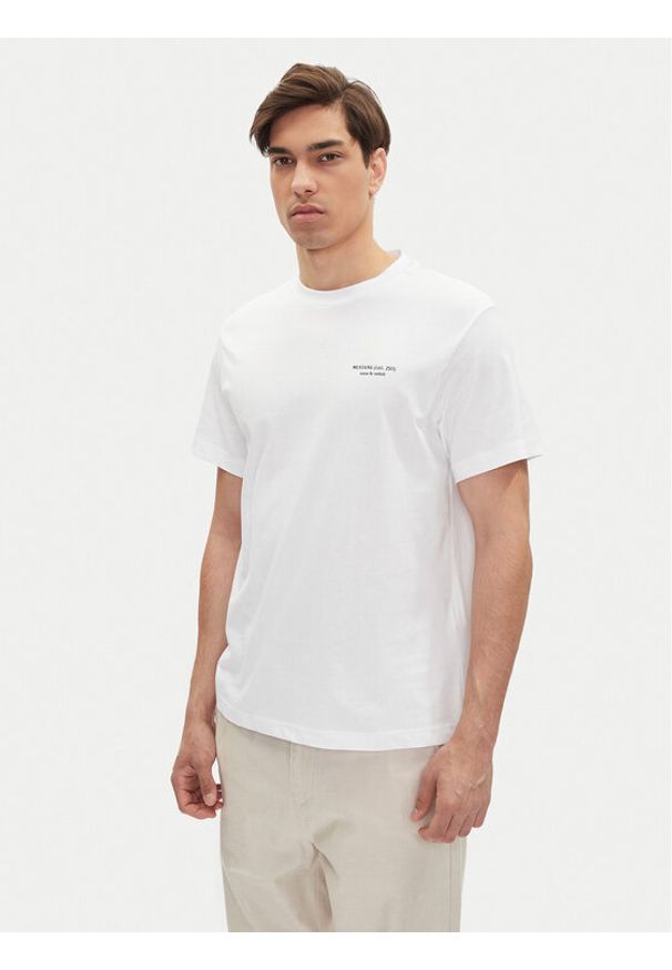 Mustang T-Shirt Akron 1016284 Biały Relaxed Fit. Kolor: biały. Materiał: bawełna