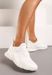 Born2be - Białe Buty Sportowe Wsuwane z Ozdobnym Wiąaniem Casaria. Zapięcie: bez zapięcia. Kolor: biały. Materiał: jeans. Szerokość cholewki: normalna #2