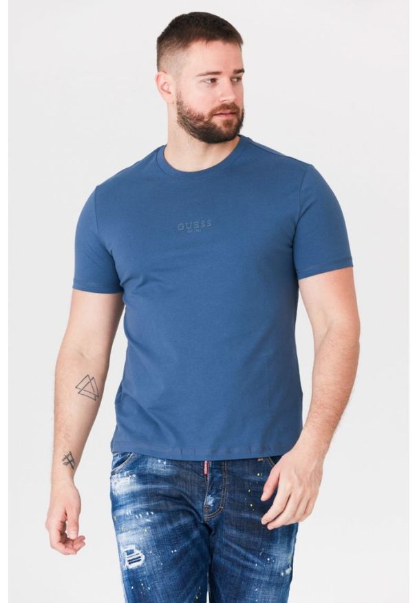 Guess - GUESS Niebieski t-shirt męski z aplikacją z logo, Rozmiar S. Kolor: niebieski. Wzór: aplikacja