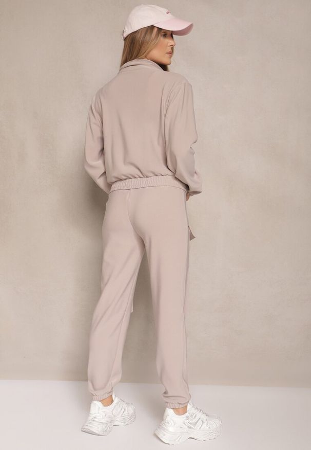 Renee - Beżowy Komplet Dresowy Utility Bluza Rozpinana i Spodnie z Kieszeniami Telinoria. Kolor: szary. Materiał: dresówka. Wzór: aplikacja