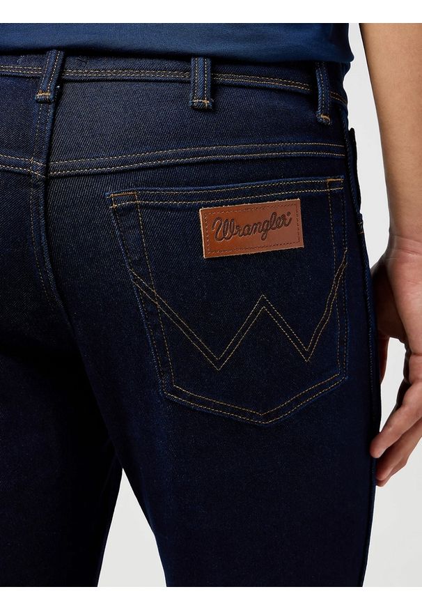 Wrangler - MESKIE SPODNIE WRANGLER TEXAS SLIM MOONLIGHT RINSE 112362474. Okazja: do pracy. Sezon: lato. Styl: elegancki, klasyczny