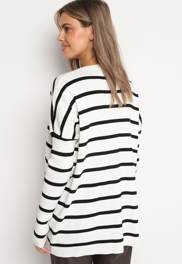 Born2be - Biało-Czarny Oversizowy Sweter w Paski z Trójkątnym Dekoltem Darivia. Kolor: biały. Wzór: paski