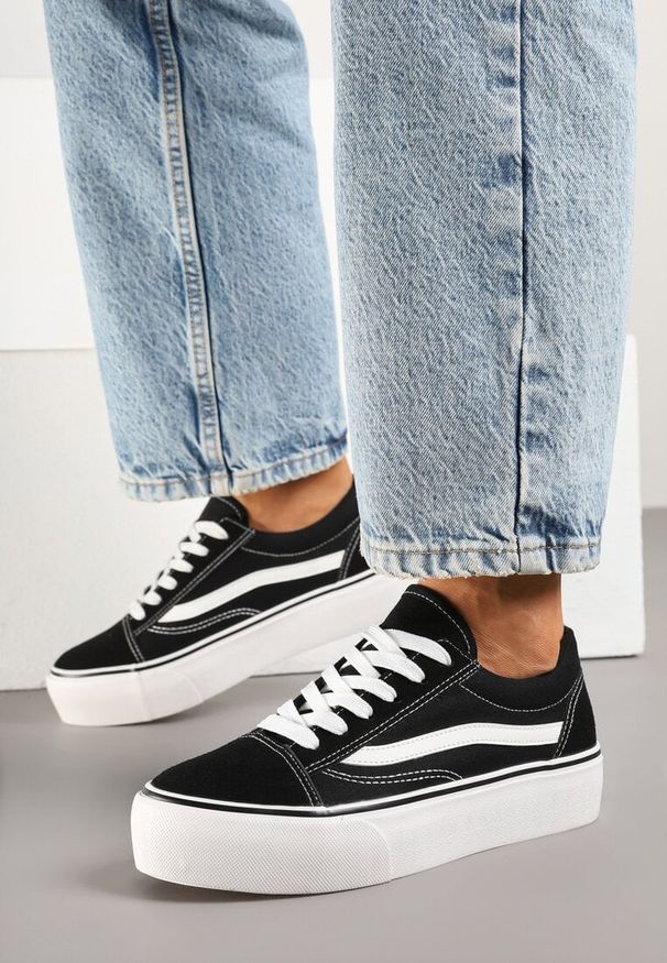 Renee - Czarno-Białe Tenisówki o Klasycznym Fasonie na Niskiej Platformie Mepaira. Okazja: na co dzień. Kolor: czarny. Materiał: jeans, len. Szerokość cholewki: normalna. Obcas: na platformie. Styl: klasyczny