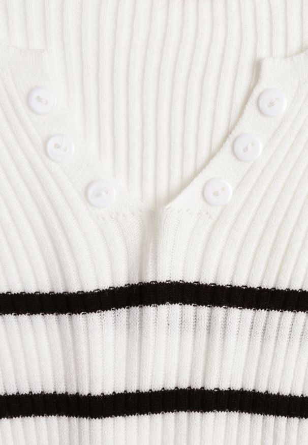 Born2be - Biała Bluzka z Bawełną w Paski Ozdobiona Guzikami Gelvila. Okazja: na co dzień. Kolor: biały. Materiał: bawełna. Wzór: aplikacja, paski. Styl: casual