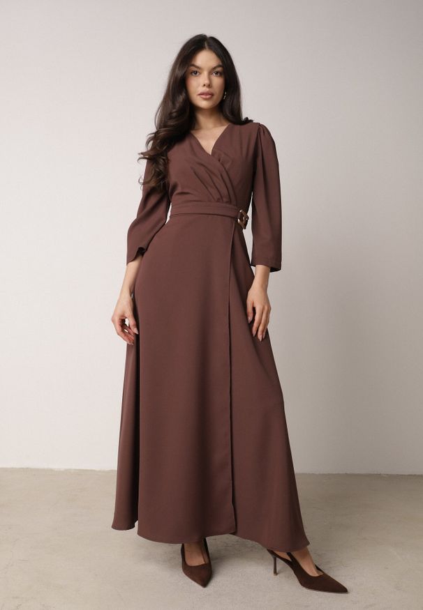 Born2be - Brązowa Kopertowa Sukienka Wieczorowa z Metaliczną Aplikacją w Talii Henalana. Okazja: na imprezę. Typ kołnierza: dekolt w serek. Kolor: brązowy. Wzór: aplikacja. Typ sukienki: kopertowe. Styl: wizytowy