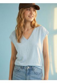 Sinsay - Bawełniana bluzka z dekoltem V - błękitny. Kolor: niebieski. Materiał: bawełna #1