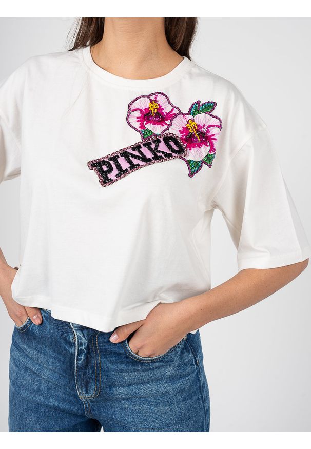 Pinko T-Shirt "Titolato" | 101212 A0VH | Kobieta | Biały. Kolor: biały. Materiał: bawełna. Długość: krótkie. Wzór: aplikacja, nadruk, jednolity. Sezon: lato