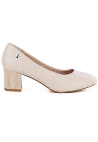 Czółenka damskie na słupku beżowe Sergio Leone PB404. Kolor: beżowy. Materiał: skóra ekologiczna. Obcas: na słupku. Wysokość obcasa: średni #1