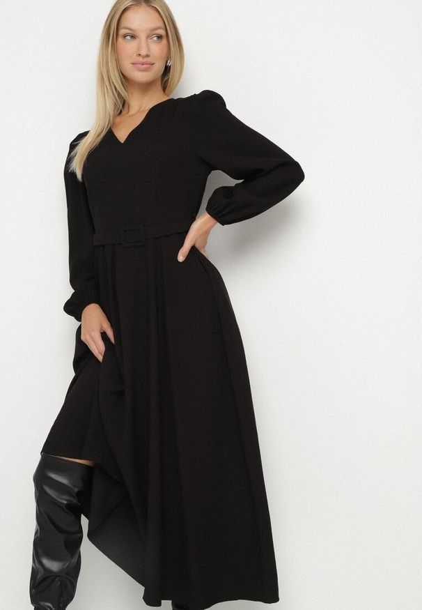 Born2be - Czarna Wiskozowa Sukienka o Rozkloszowanym Kroju z Paskiem z Klamerką Arilesse. Okazja: na co dzień. Typ kołnierza: dekolt w kształcie V. Kolor: czarny. Materiał: wiskoza. Styl: casual, elegancki