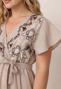 Born2be - Beżowa Kopertowa Sukienka z Wiskozy Zdobiona Haftem i Wiązanym Paskiem Tasenea. Okazja: na co dzień. Kolekcja: plus size. Kolor: beżowy. Materiał: wiskoza. Wzór: aplikacja, haft. Sezon: lato. Typ sukienki: kopertowe. Styl: elegancki, casual, boho #2