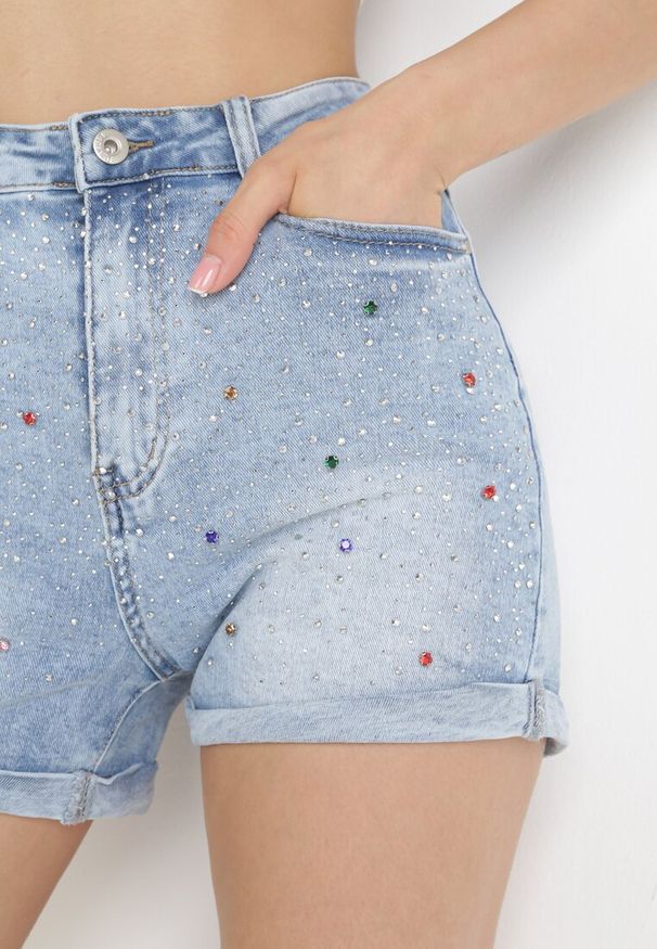 Born2be - Niebieskie Szorty Jeansowe Ozdobione Cyrkonami Aziria. Okazja: na co dzień. Stan: podwyższony. Kolor: niebieski. Materiał: jeans. Wzór: aplikacja. Sezon: lato. Styl: casual