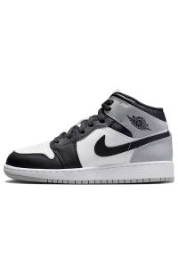Buty młodzieżowe Nike Air Jordan 1 Mid DQ8423-101 - biało-czarne. Kolor: czarny, biały, wielokolorowy. Materiał: guma, syntetyk, materiał, skóra. Szerokość cholewki: normalna