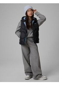 4f - 4F Bezrękawnik z wypełnieniem syntetycznym dziewczęcy - czarny 128 (7-8 lat). Okazja: na spacer, na co dzień, na uczelnię. Typ kołnierza: kołnierzyk stójkowy. Kolor: czarny. Materiał: syntetyk. Długość rękawa: bez rękawów. Sezon: lato. Styl: casual #2