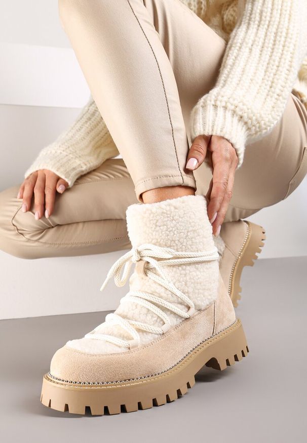 Renee - Beżowe Futerkowe Śniegowce na Tłoczonej Podeszwie Ozdobionej Cyrkoniami Rialuna. Okazja: na co dzień. Kolor: beżowy. Materiał: jeans, puch. Wzór: aplikacja. Styl: casual, elegancki