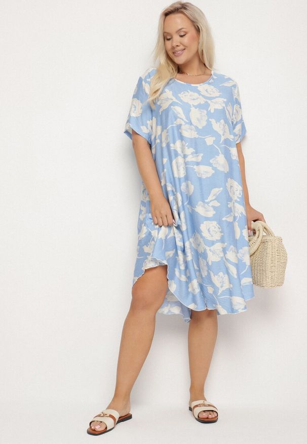 Born2be - Jasnoniebieska Pudełkowa Wiskozowa Sukienka ze Wzorem Kwiatów Aranessa. Okazja: na co dzień. Kolor: niebieski. Materiał: wiskoza. Wzór: kwiaty. Typ sukienki: proste. Styl: boho, casual, klasyczny, elegancki