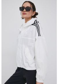 adidas Originals kurtka Adicolor damska kolor biały przejściowa oversize. Typ kołnierza: kaptur. Kolor: biały. Materiał: poliester, poliamid