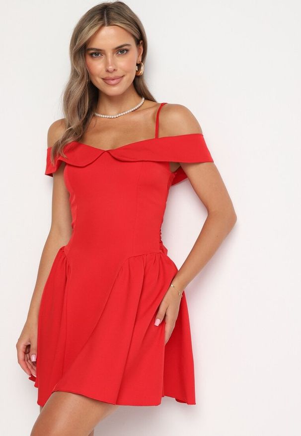 Born2be - Czerwona Rozkloszowana Sukienka na Ramiączkach z Usztywnianymi Miseczkami Mivinae. Okazja: na co dzień, na ślub cywilny, na wesele. Kolor: czerwony. Materiał: tkanina, jeans. Długość rękawa: na ramiączkach. Sezon: lato. Typ sukienki: rozkloszowane. Styl: casual, wizytowy