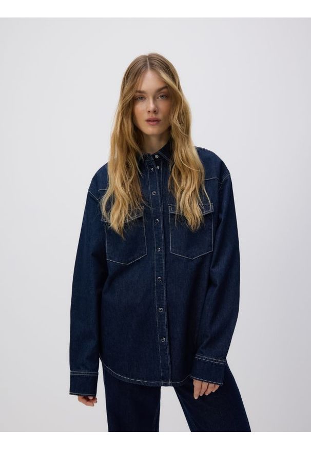 Reserved - Jeansowa koszula oversize - granatowy. Kolor: niebieski. Materiał: jeans