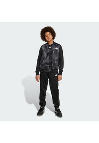 Adidas - Dres Seasonal Essential Kids Camouflage Tricot 3-Stripes All Over Printed. Kolor: biały, wielokolorowy, czarny. Materiał: dresówka