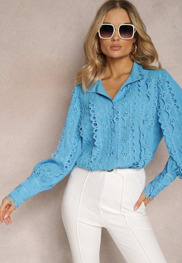 Renee - Niebieska Ażurowa Koszula z Elegancką Stójką Manuella. Typ kołnierza: kołnierzyk stójkowy. Kolor: niebieski. Długość: długie. Wzór: ażurowy. Styl: elegancki