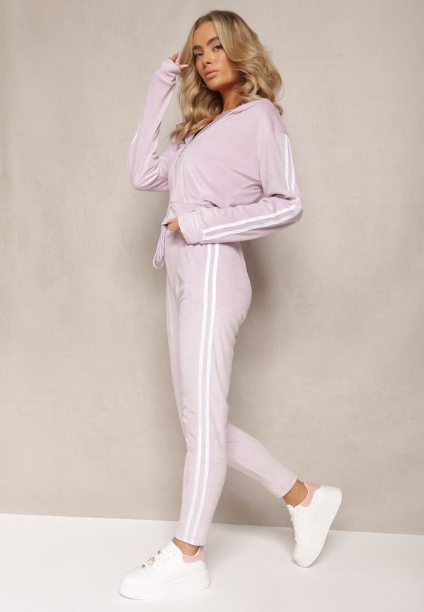 Renee - Jasnofioletowy 2-Częściowy Komplet Dresowy z Weluru z Ozdobnymi Lampasami Bluza i Spodnie Anelpe. Kolor: fioletowy. Materiał: dresówka, welur