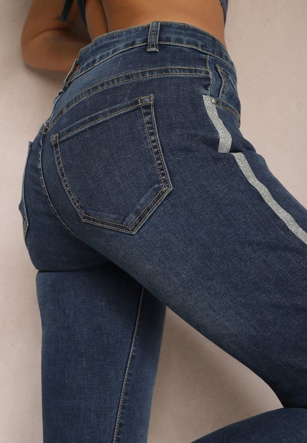 Renee - Granatowe Jeansy o Fasonie Skinny z Lampasami z Brokatu Qistella. Okazja: na co dzień. Kolor: niebieski. Długość: długie. Styl: rockowy, casual, wizytowy