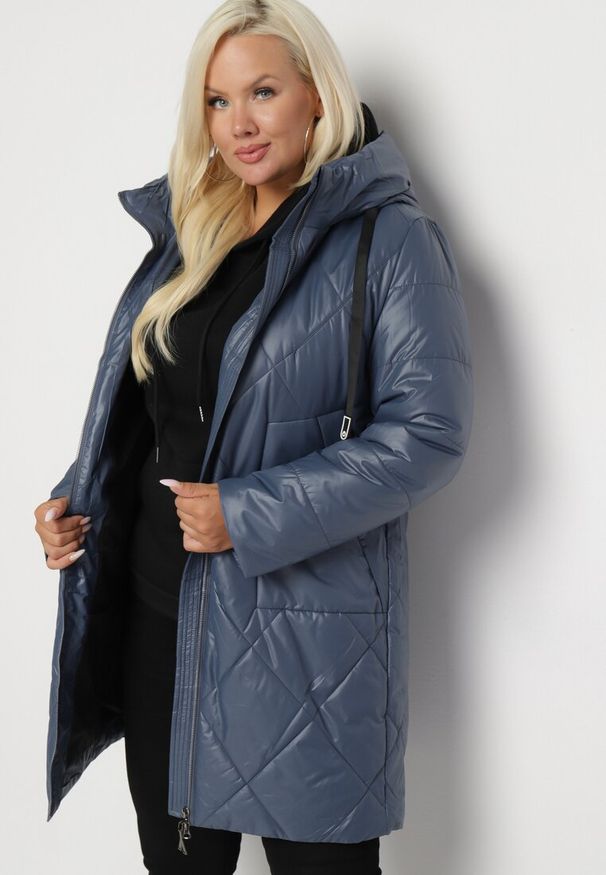 Born2be - Niebieska Długa Pikowana Kurtka z Kapturem i Dwustronnym Suwakiem Eritha. Okazja: na co dzień. Typ kołnierza: kaptur. Kolekcja: plus size. Kolor: niebieski. Materiał: jeans. Długość rękawa: długi rękaw. Długość: długie. Styl: elegancki, casual