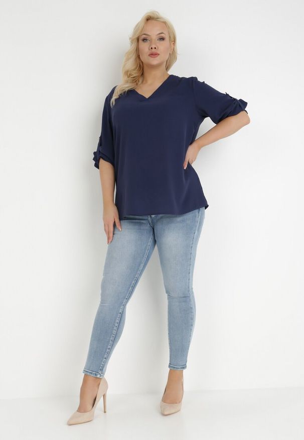 Born2be - Granatowa Bluzka Althiope. Okazja: na co dzień. Kolekcja: plus size. Kolor: niebieski. Długość rękawa: długi rękaw. Długość: długie. Wzór: gładki. Styl: casual