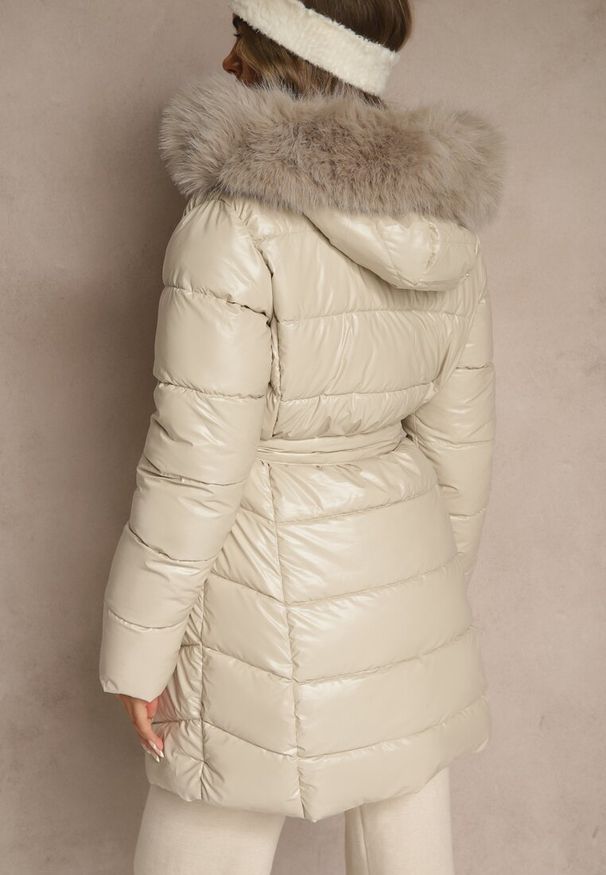 Renee - Beżowa Kurtka Pikowana z Odpinanym Futerkiem i Kapturem Ozdobiona Paskiem Olinesa. Kolor: beżowy. Materiał: futro. Wzór: aplikacja. Styl: klasyczny, elegancki