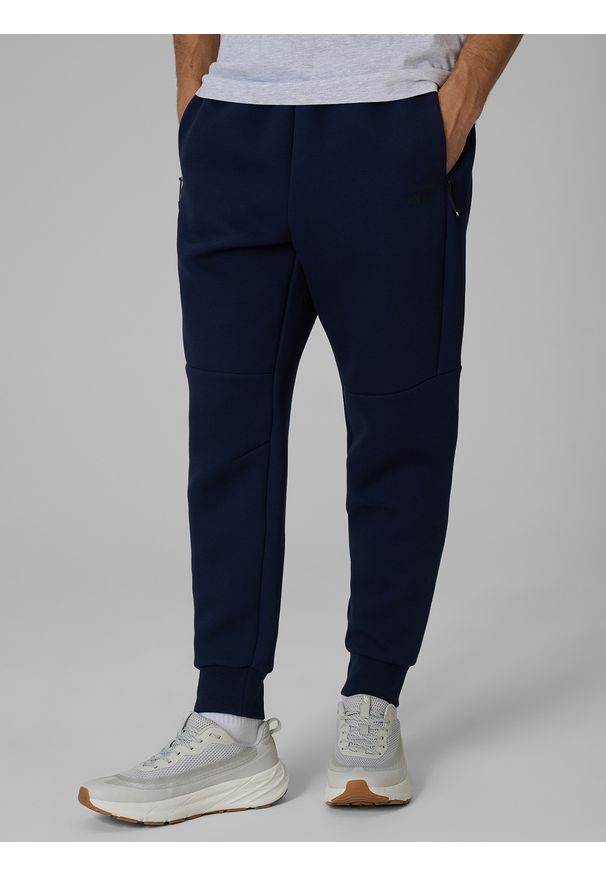 4f - 4F Spodnie dresowe joggery męskie - granatowe XL. Kolor: niebieski. Materiał: dresówka. Sport: fitness