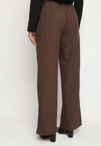 Born2be - Brązowe Garniturowe Spodnie o Szerokim Kroju z Paskiem ze Sprzączką Muszelką Saliavia. Okazja: na co dzień. Kolor: brązowy. Styl: klasyczny, casual, elegancki #6