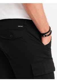 Ombre Clothing - Szorty męskie jednokolorowe z kieszeniami cargo – czarne V4. Okazja: na co dzień. Kolor: czarny. Materiał: bawełna, elastan, poliester, materiał. Długość: krótkie. Wzór: gładki, aplikacja, haft, jednolity. Sezon: lato. Styl: wakacyjny, casual #3